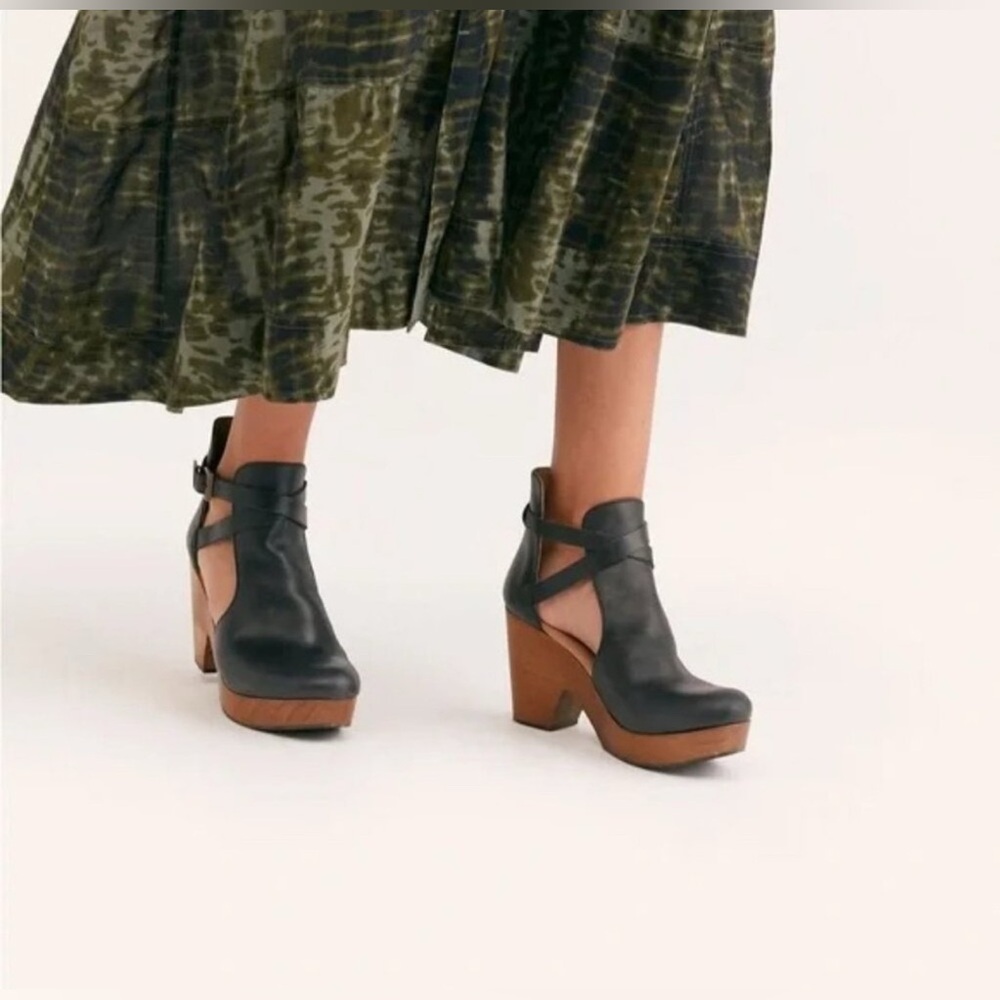 Free People Cedar Clog Ankle Strap in green Suede Bohemian Wood Clog size 40